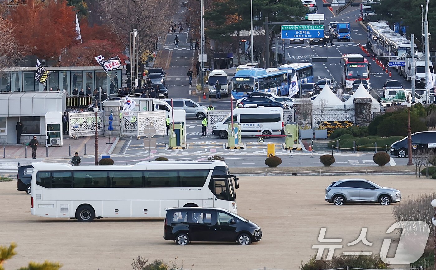 6일 오후 서울 여의도 국회 정문과 잔디광장에 헬기 착륙 방지를 위해 대형 버스 등 차량들이 배치되고 있다. 이는 혹시 모를 2차 비상계엄 발생시 군 헬기 착륙 등을 막기 위한 대비 태세의 일환이다. 2024.12.6/뉴스1 ⓒ News1 김민지 기자