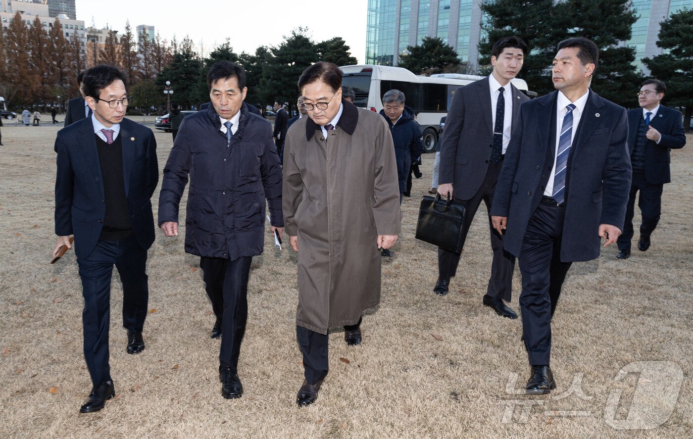 본문 이미지 - 우원식 국회의장과 김민기 국회사무총장이 6일 오후 서울 여의도 국회 잔디밭에 2차 계엄 우려로 헬기 등을 착륙하지 못하게 버스와 차량으로 막은 현장을 살펴보고 있다. 2024.12.6/뉴스1 ⓒ News1 이재명 기자