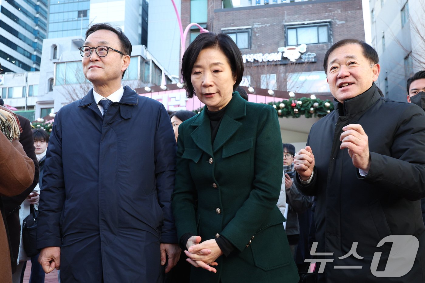 오영주 중소벤처기업부 장관이 6일 오후 서울 마포구 홍대 레드로드에서 열린 &#39;12월 동행축제&#39;를 찾아 부스를 둘러보고 있다. 중소벤처기업부는 오는 8일까지 12월 동행축제 개막행사를 열고 중소기업·소상공인 제품 홍보·판매관을 운영한다. 2024.12.6/뉴스1 ⓒ News1 신웅수 기자