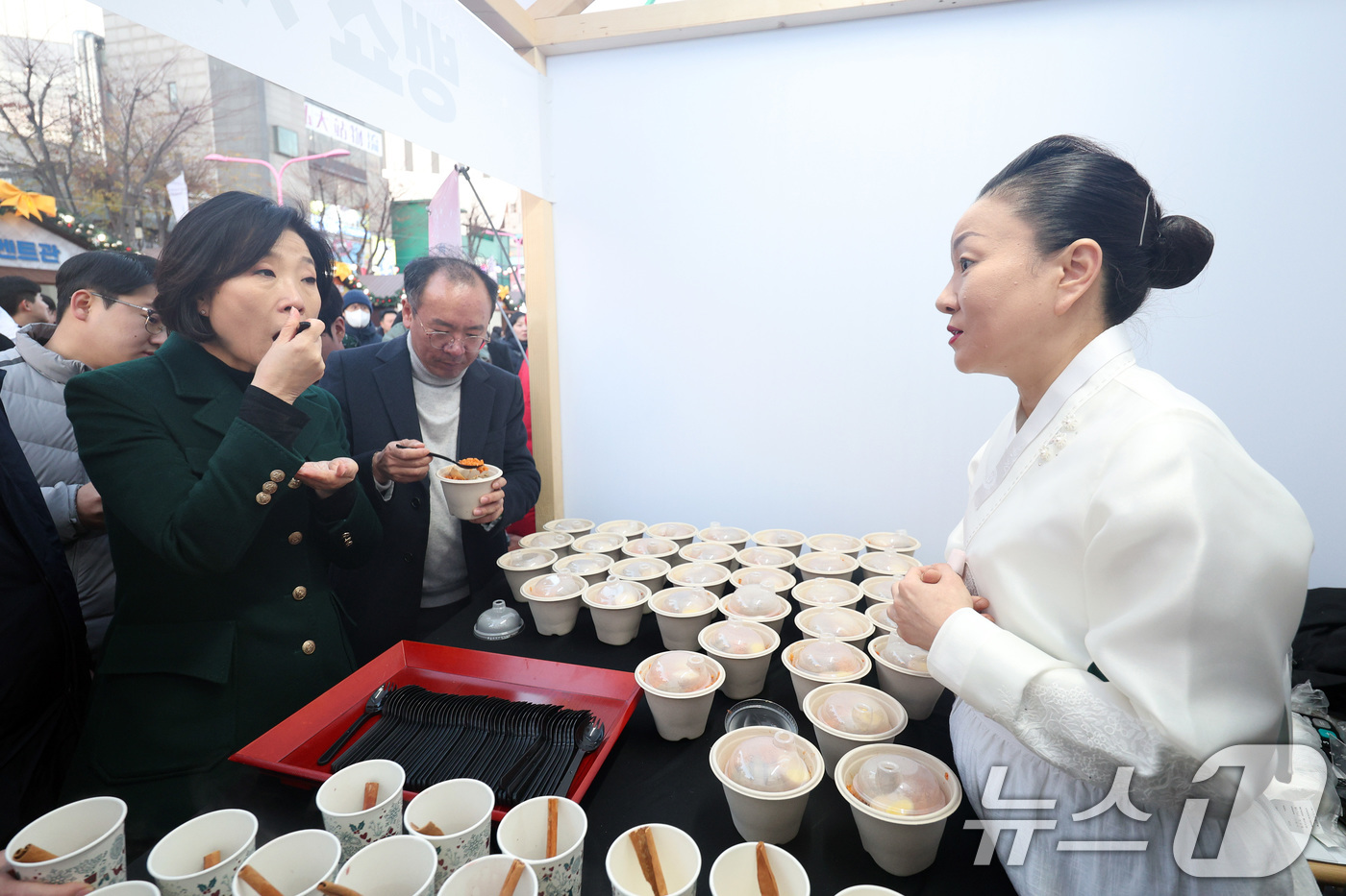 (서울=뉴스1) 신웅수 기자 = 오영주 중소벤처기업부 장관이 6일 오후 서울 마포구 홍대 레드로드에서 열린 '12월 동행축제'를 찾아 '이모카세' 김미령 셰프와 대화를 나누고 있다 …