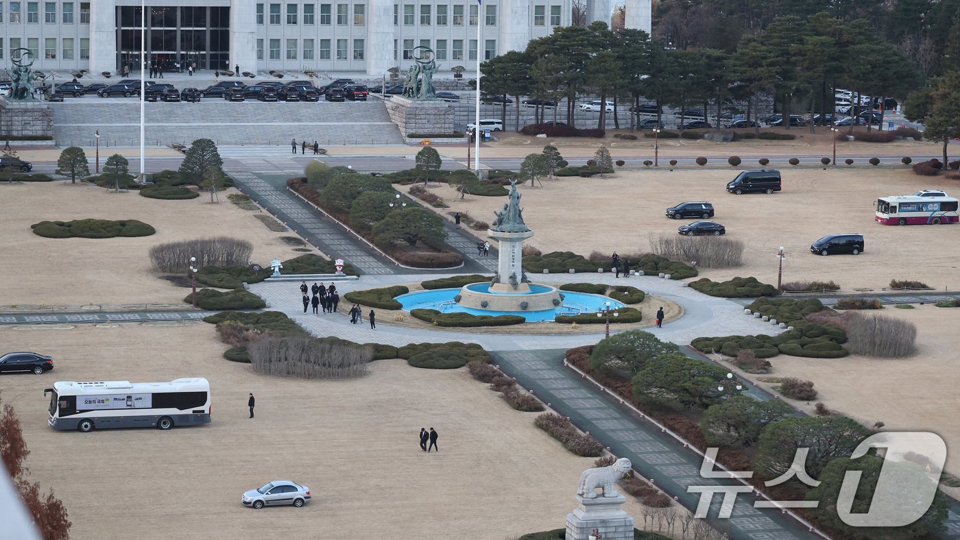 6일 오후 서울 여의도 국회 정문과 잔디광장에 헬기 착륙 방지를 위해 대형 버스 등 차량들이 배치되고 있다. 이는 혹시 모를 2차 비상계엄 발생시 군 헬기 착륙 등을 막기 위한 대비 태세의 일환이다. 2024.12.6/뉴스1 ⓒ News1 이동해 기자