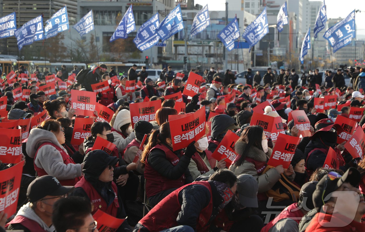 민주노총 울산본부가 주최하고 플랜트 노조, 현대차 노조 등 울산 노동계 조합원들이 참여한 윤석열 대통령 퇴진 촉구 결의대회가 6일 울산 태화강역에서 열리고 있다.2024.12.6/뉴스1 ⓒNews1 김지혜 기자