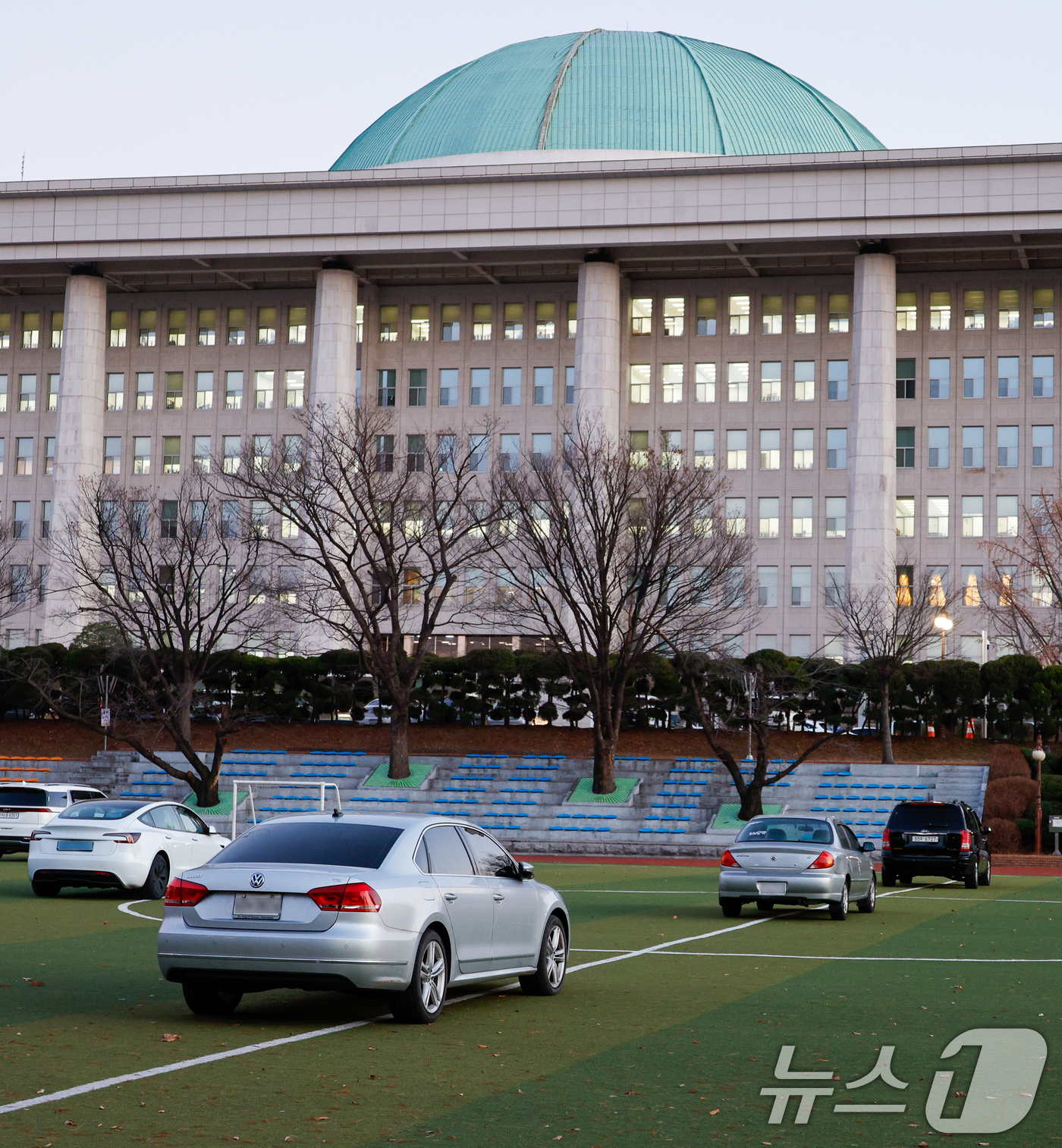 (서울=뉴스1) 안은나 기자 = 6일 오후 서울 여의도 국회 운동장에 헬기 착륙 방지를 위한 차량이 주차돼 있다. 이는 혹시 모를 2차 비상계엄 발생시 군 헬기 착륙 등을 막기 위 …