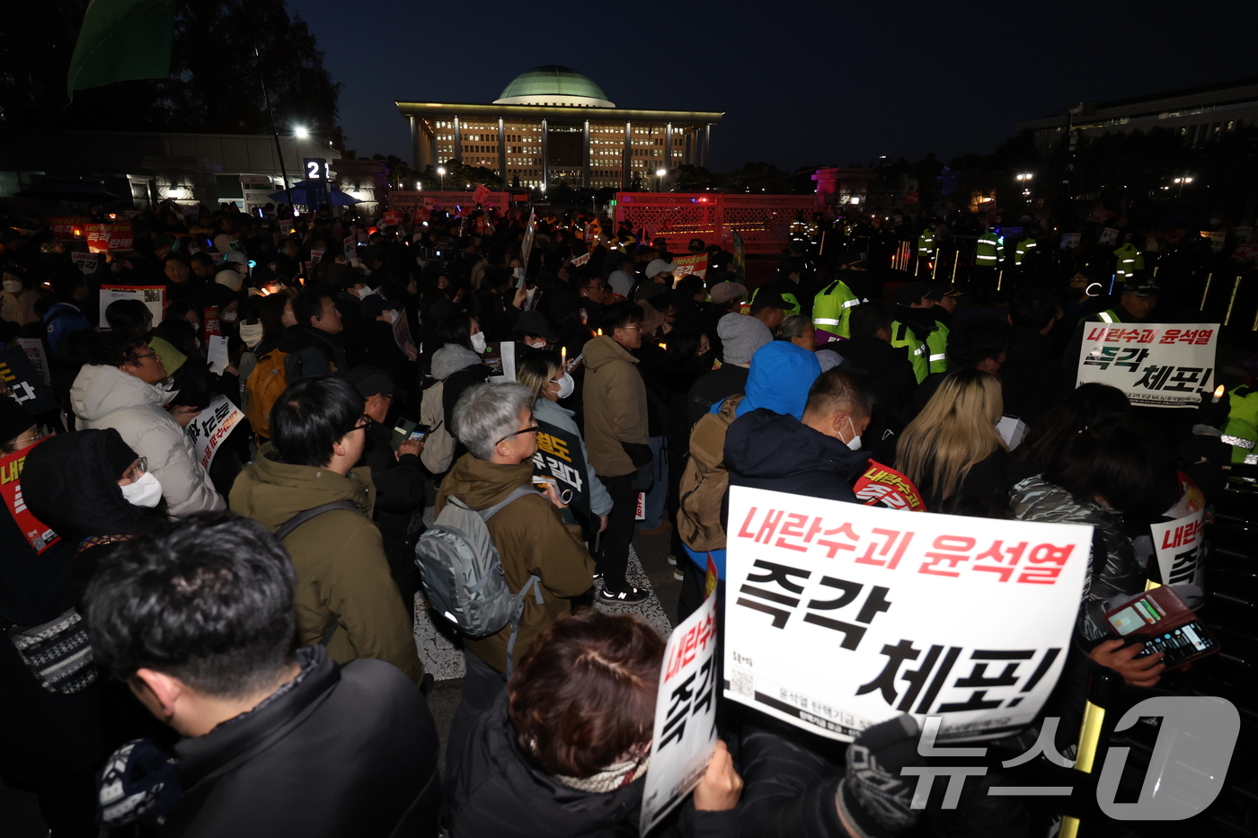 (서울=뉴스1) 이동해 기자 = 6일 오후 서울 여의도 국회의사당 앞에서 열린 윤석열 대통령의 퇴진 촉구 집회에서 시민들이 손피켓을 들고 정권 퇴진을 촉구하고 있다. 2024.12 …