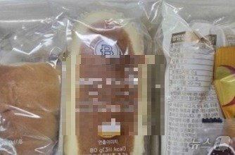 본문 이미지 -  6일 강원 원주시의 한 초등학교가 대체 급식으로 준비한 빵과 음료. (독자 제공) 2024.12.6/뉴스1