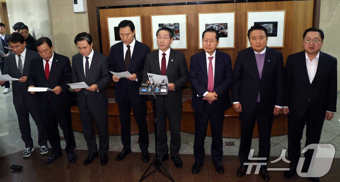 본문 이미지 - 6일 오후 서울 중구 프레스센터에서 열린 국민의힘 시도지사들이 계엄 사태 관련 긴급 회동을 갖고 입장 발표를 하고 있다. 2024.12.6/뉴스1 ⓒ News1 김명섭 기자