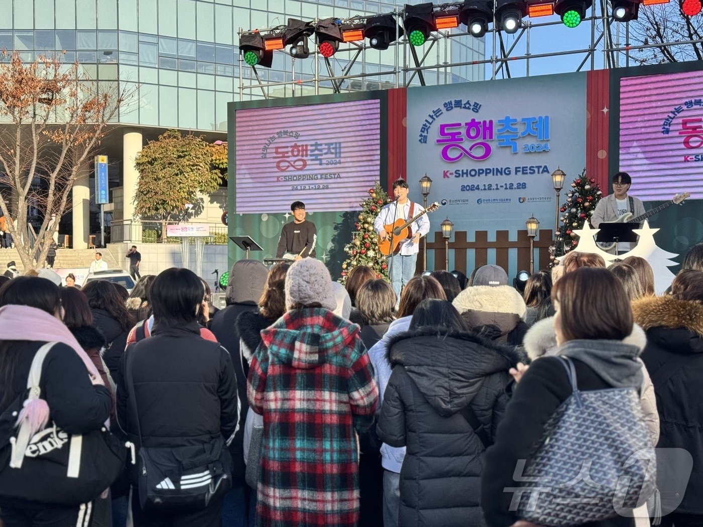 중기부는 6일부터 8일까지 서울 마포구 홍대 레드로드에서 &#39;12월 동행축제&#39; 개막행사를 열었다. ⓒ News1 이민주 기자