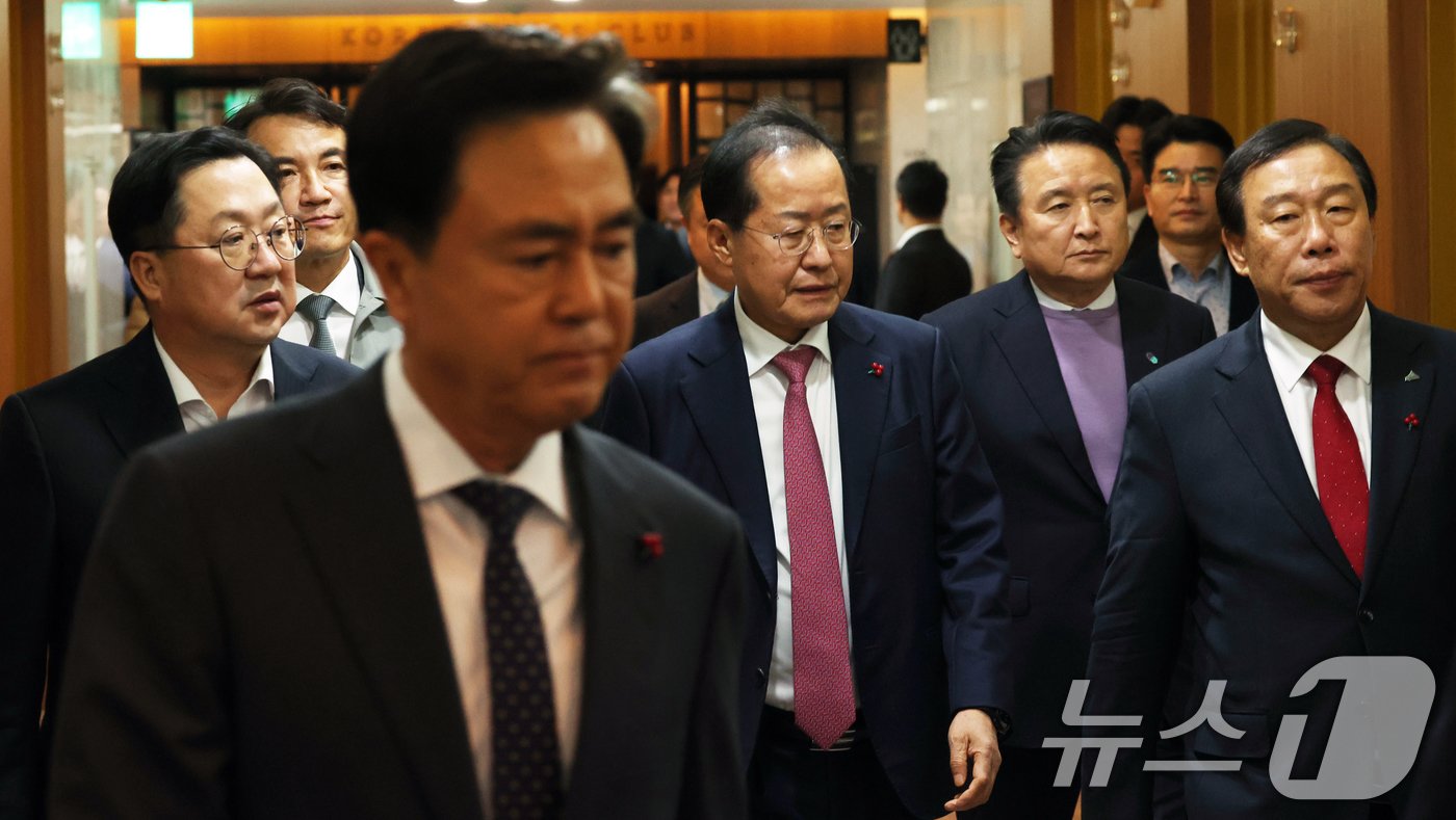 본문 이미지 - 국민의힘 시도지사들이 6일 오후 서울 중구 프레스센터에서 열린 계염 사태 관련 긴급 회동에 참석하고 있다. 2024.12.6/뉴스1 ⓒ News1 김명섭 기자