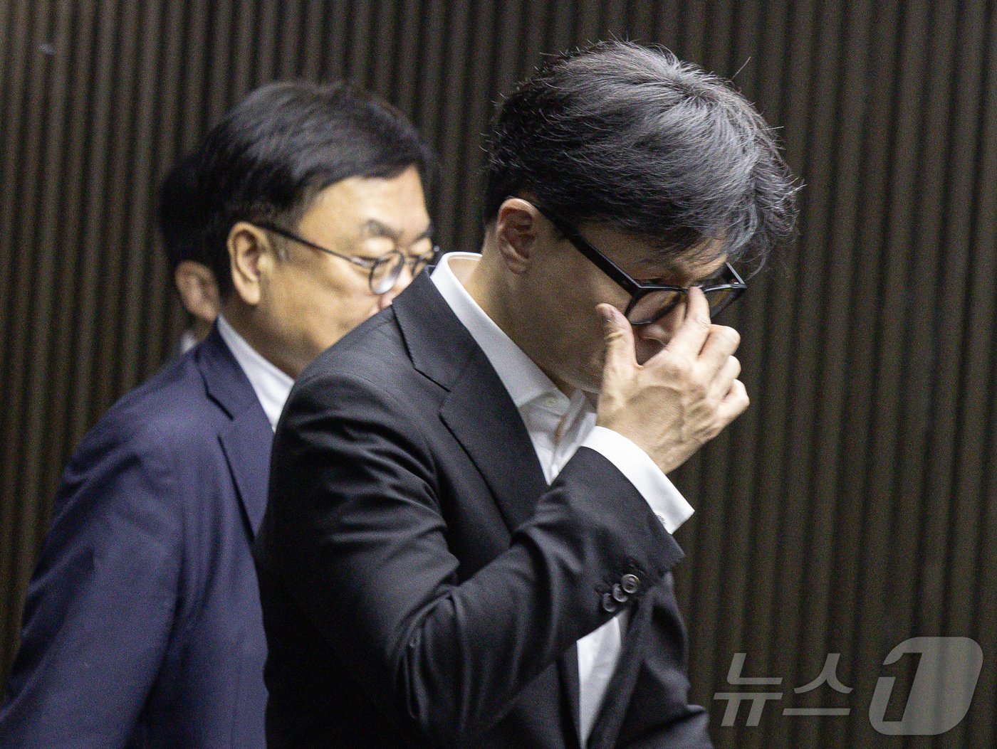 본문 이미지 - 한동훈 국민의힘 대표가 6일 오후 서울 여의도 국회에서 열린 윤석열 대통령 탄핵소추안 표결 방향을 정하기 위한 의원총회에서 잠시 나와 권선동 의원과 대화를 한 후 발걸음을 옮기고 있다. 2024.12.6/뉴스1 ⓒ News1 이재명 기자