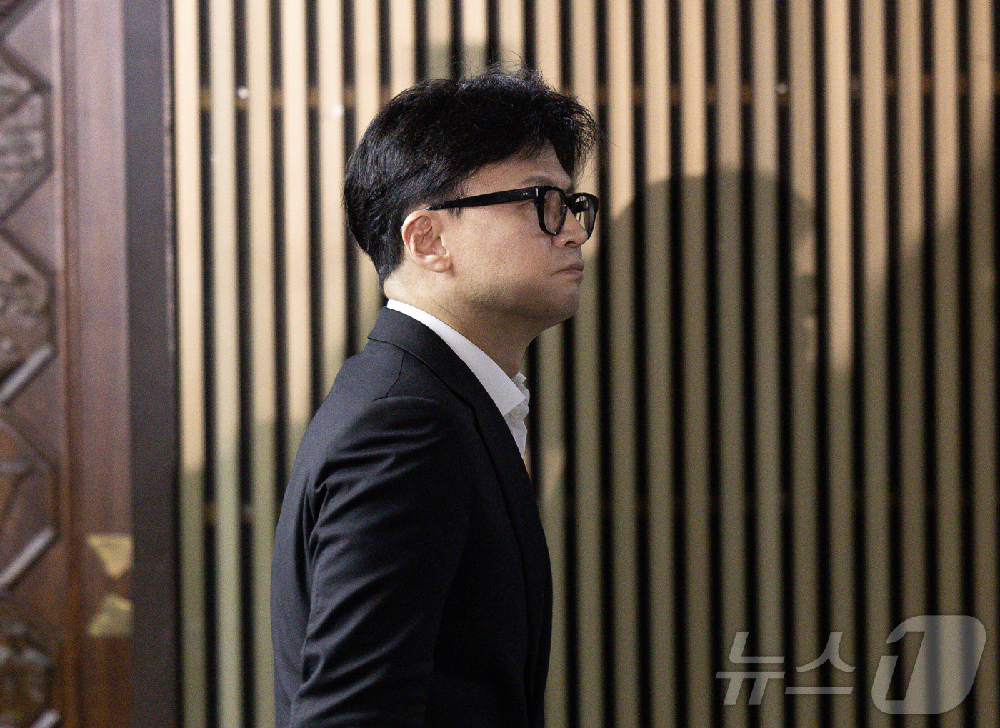 (서울=뉴스1) 이재명 기자 = 한동훈 국민의힘 대표가 6일 오후 서울 여의도 국회에서 열린 윤석열 대통령 탄핵소추안 표결 방향을 정하기 위한 의원총회에서 잠시 나와 권선동 의원과 …