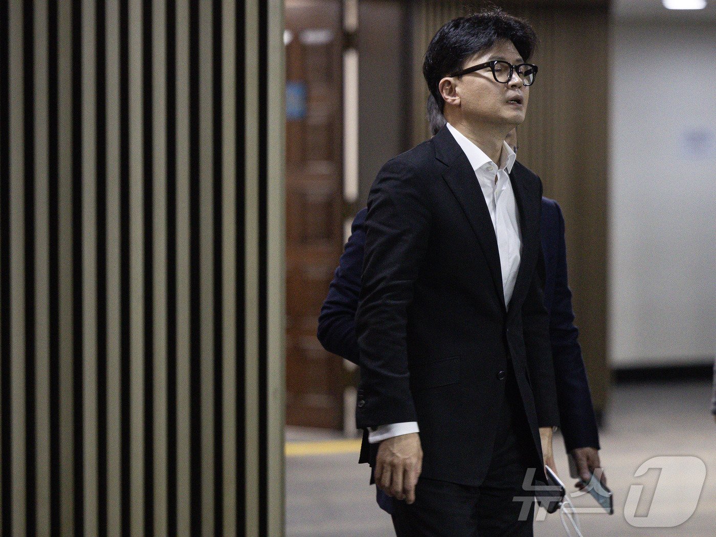 본문 이미지 - 한동훈 국민의힘 대표가 6일 오후 서울 여의도 국회에서 열린 윤석열 대통령 탄핵소추안 표결 방향을 정하기 위한 의원총회에서 잠시 나와 권선동 의원과 대화를 한 후 발걸음을 옮기고 있다. 2024.12.6/뉴스1 ⓒ News1 이재명 기자