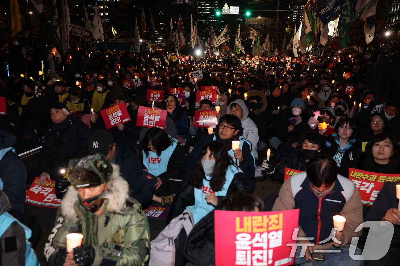 (서울=뉴스1) 이동해 기자 = 6일 오후 서울 여의도 국회의사당 앞에서 열린 윤석열 대통령의 퇴진 촉구 집회에서 시민들이 손피켓을 들고 정권 퇴진을 촉구하고 있다. 2024.12 …