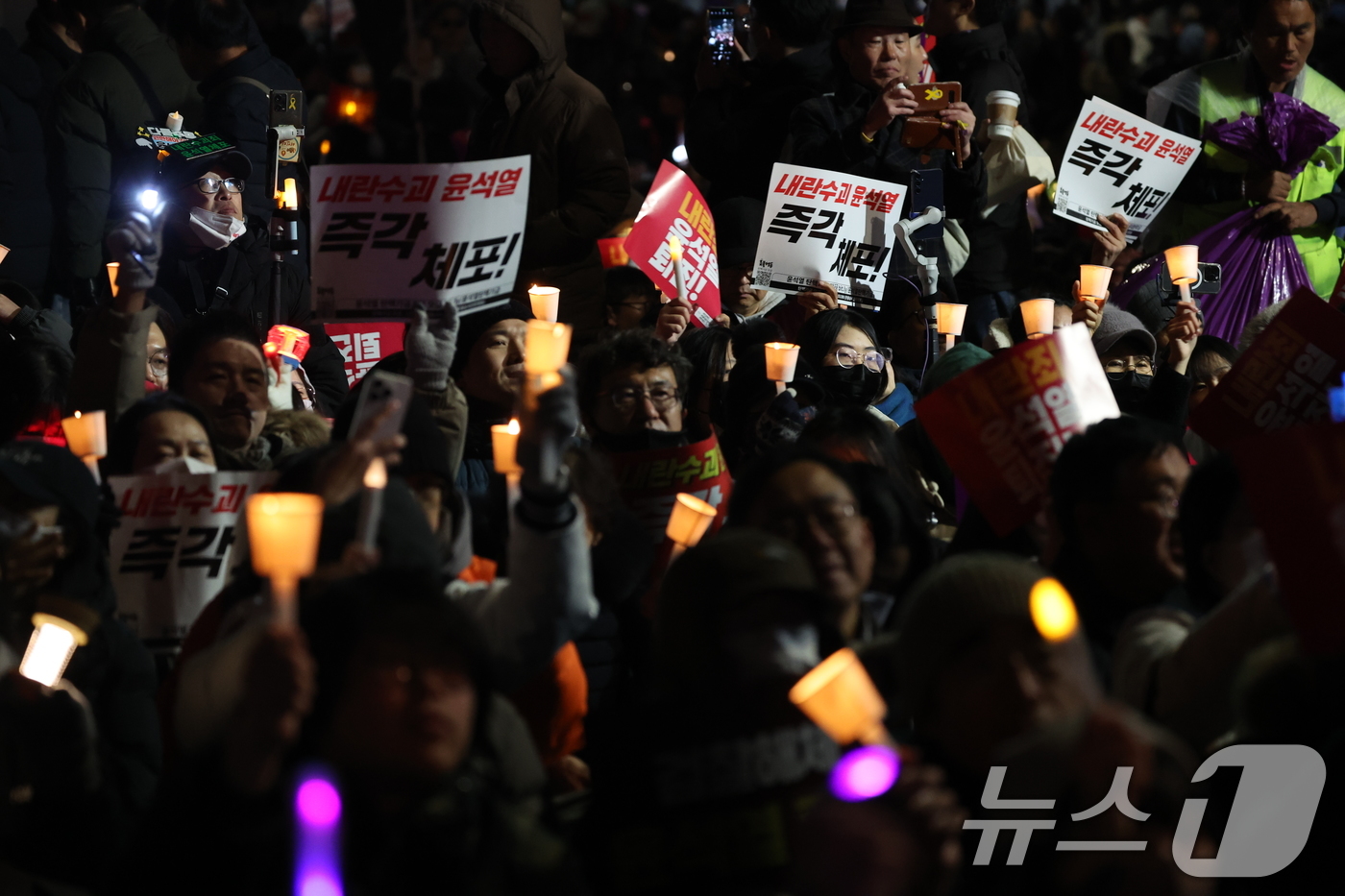 (서울=뉴스1) 이동해 기자 = 6일 오후 서울 여의도 국회의사당 앞에서 열린 윤석열 대통령의 퇴진 촉구 집회에서 시민들이 손피켓을 들고 정권 퇴진을 촉구하고 있다. 2024.12 …