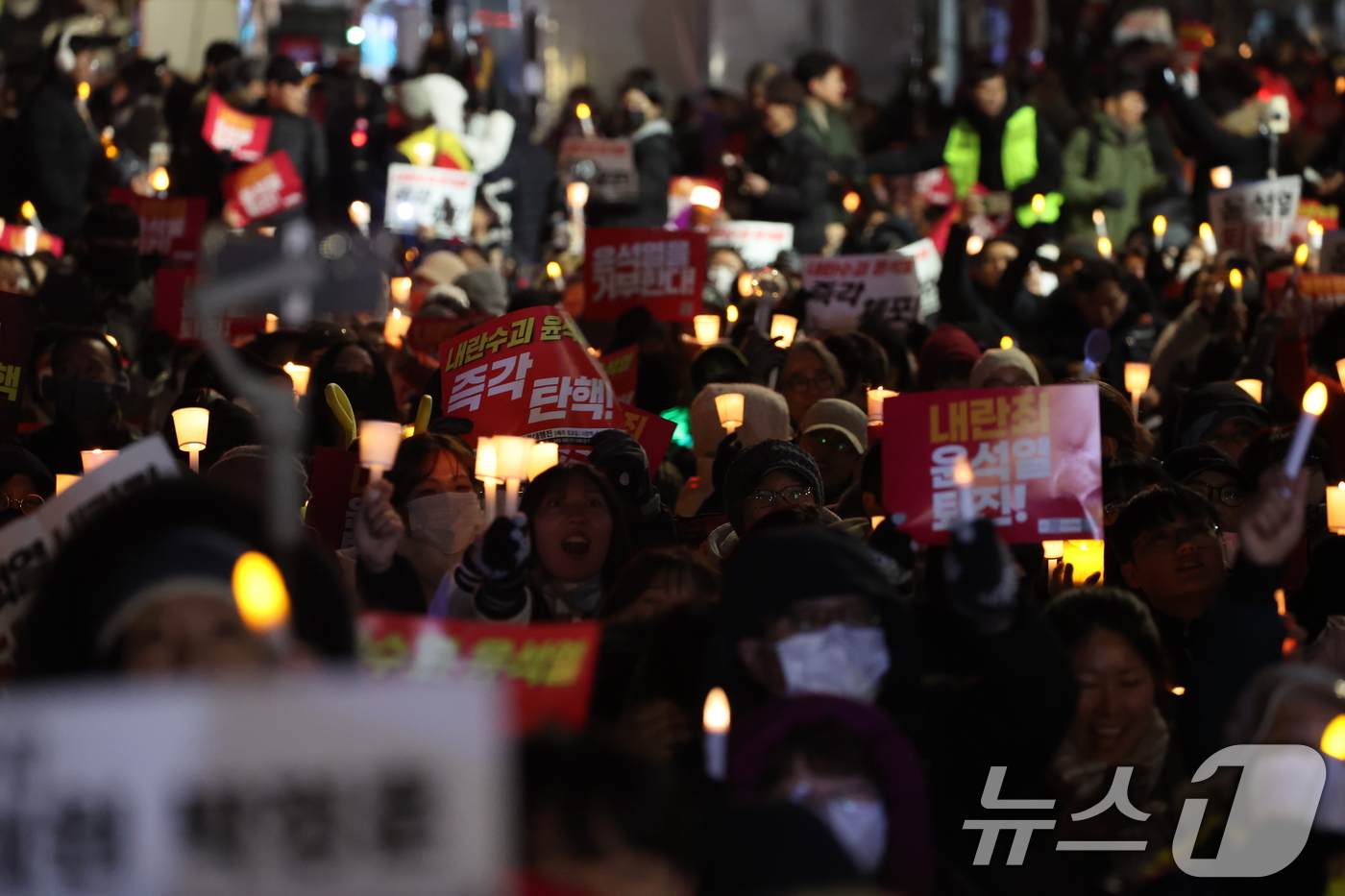 (서울=뉴스1) 이동해 기자 = 6일 오후 서울 여의도 국회의사당 앞에서 열린 윤석열 대통령의 퇴진 촉구 집회에서 시민들이 손피켓을 들고 정권 퇴진을 촉구하고 있다. 2024.12 …
