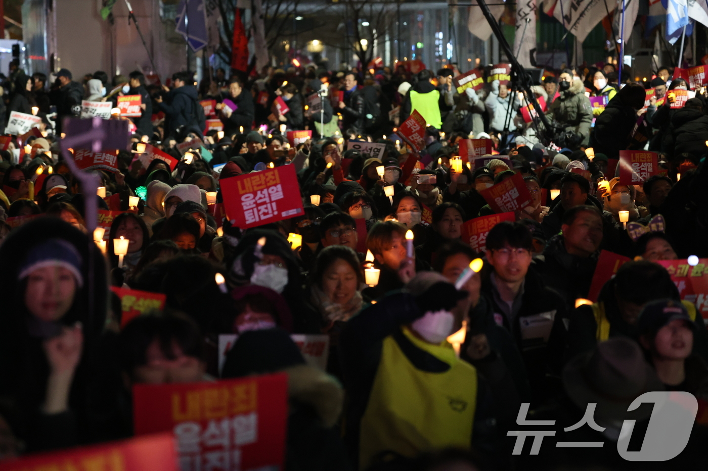 (서울=뉴스1) 이동해 기자 = 6일 오후 서울 여의도 국회의사당 앞에서 열린 윤석열 대통령의 퇴진 촉구 집회에서 시민들이 손피켓을 들고 정권 퇴진을 촉구하고 있다. 2024.12 …