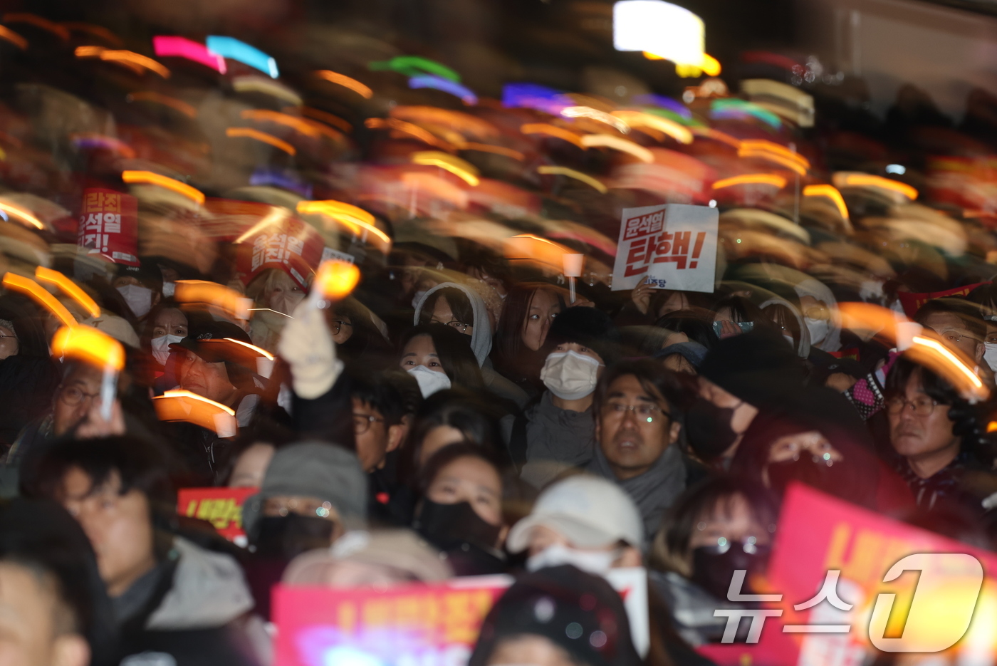 (서울=뉴스1) 이동해 기자 = 6일 오후 서울 여의도 국회의사당 앞에서 열린 윤석열 대통령의 퇴진 촉구 집회에서 시민들이 손피켓을 들고 정권 퇴진을 촉구하고 있다. 2024.12 …