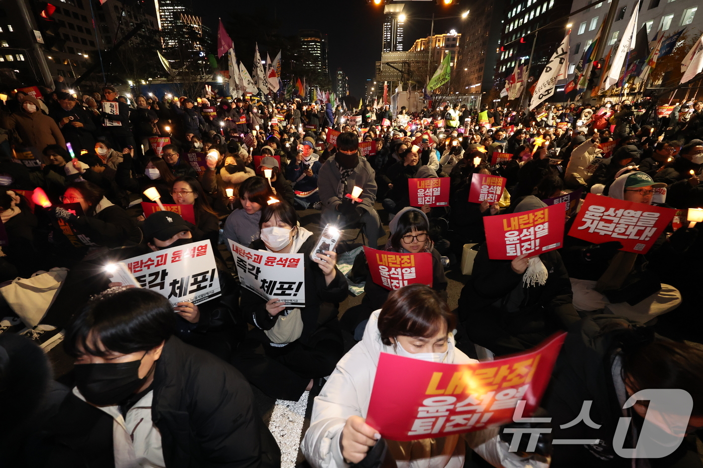 (서울=뉴스1) 이동해 기자 = 6일 오후 서울 여의도 국회의사당 앞에서 열린 윤석열 대통령의 퇴진 촉구 집회에서 시민들이 손피켓을 들고 정권 퇴진을 촉구하고 있다. 2024.12 …