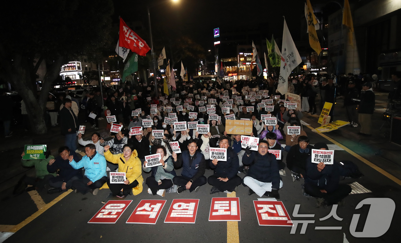 (제주=뉴스1) 오현지 기자 = 윤석열 대통령 탄핵소추안 표결을 하루 앞둔 6일 오후 제주시청에서 '윤석열 정권퇴진·한국사회대전환 제주행동'이 탄핵안 가결과 대통령 퇴진을 촉구하는 …