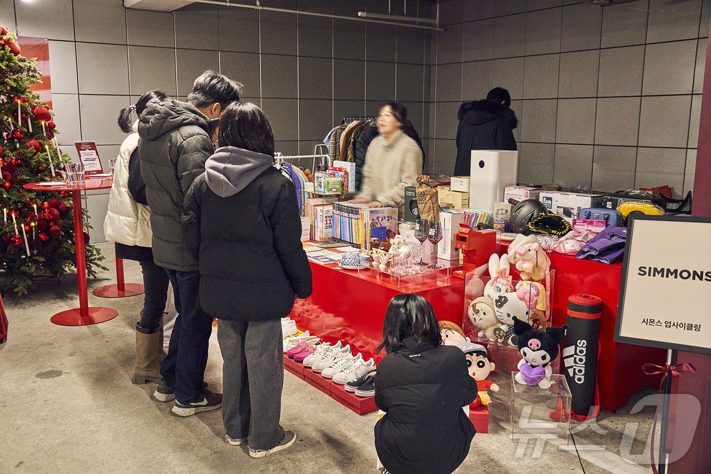 본문 이미지 - 6일 경기 이천 시몬스 테라스에서 열린 &#39;2024 시몬스 크리스마스 마켓&#39;에 마련된 업사이클링 부스. 시몬스 임직원들이 기부한 소장품을 판매해 수익금을 이천 지역사회에 기부할 예정이다. &#40;시몬스 제공&#41;