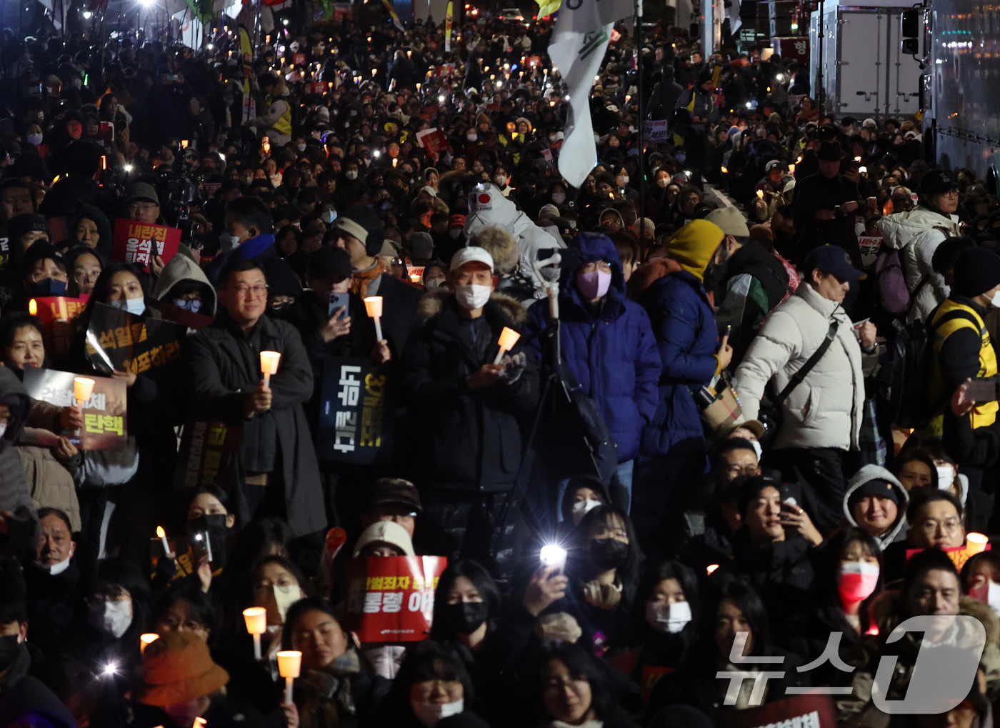 (서울=뉴스1) 이동해 기자 = 6일 오후 서울 여의도 국회의사당 앞에서 열린 윤석열 대통령의 퇴진 촉구 집회에서 시민들이 손피켓을 들고 정권 퇴진을 촉구하고 있다. 2024.12 …