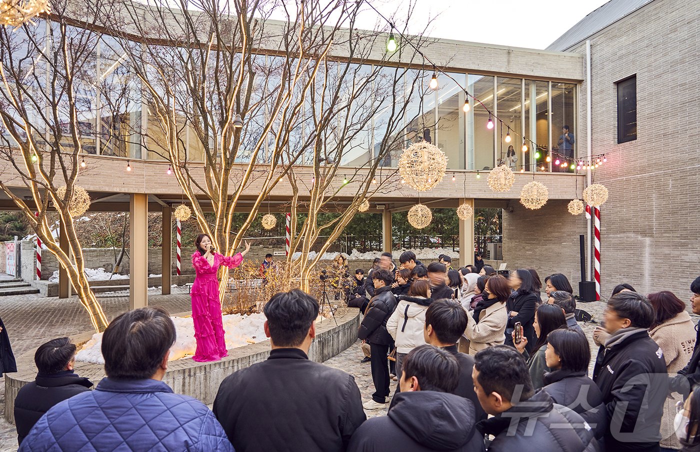 본문 이미지 - 6일  &#39;2024 시몬스 크리스마스 마켓&#39;이 열린 경기 이천 시몬스 테라스에서 특별 공연이 열리고 있다. &#40;시몬스 제공&#41;
