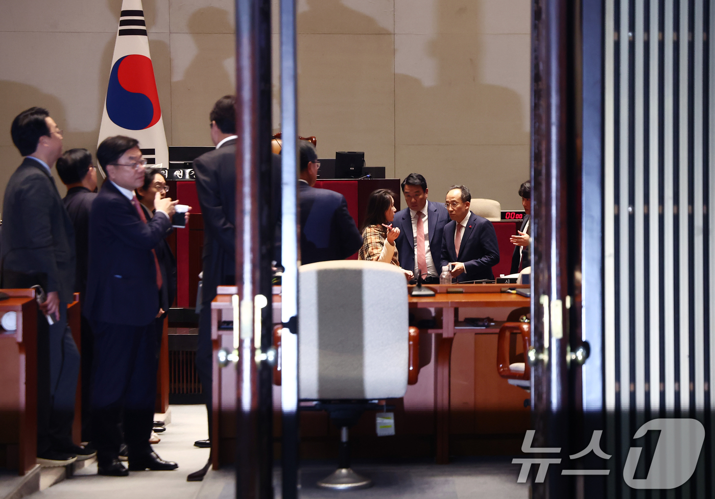 (서울=뉴스1) 김민지 기자 = 추경호 국민의힘 원내대표가 6일 저녁 서울 여의도 국회에서 열린 의원총회에서 동료 의원들과 대화하고 있다. 2024.12.6/뉴스1