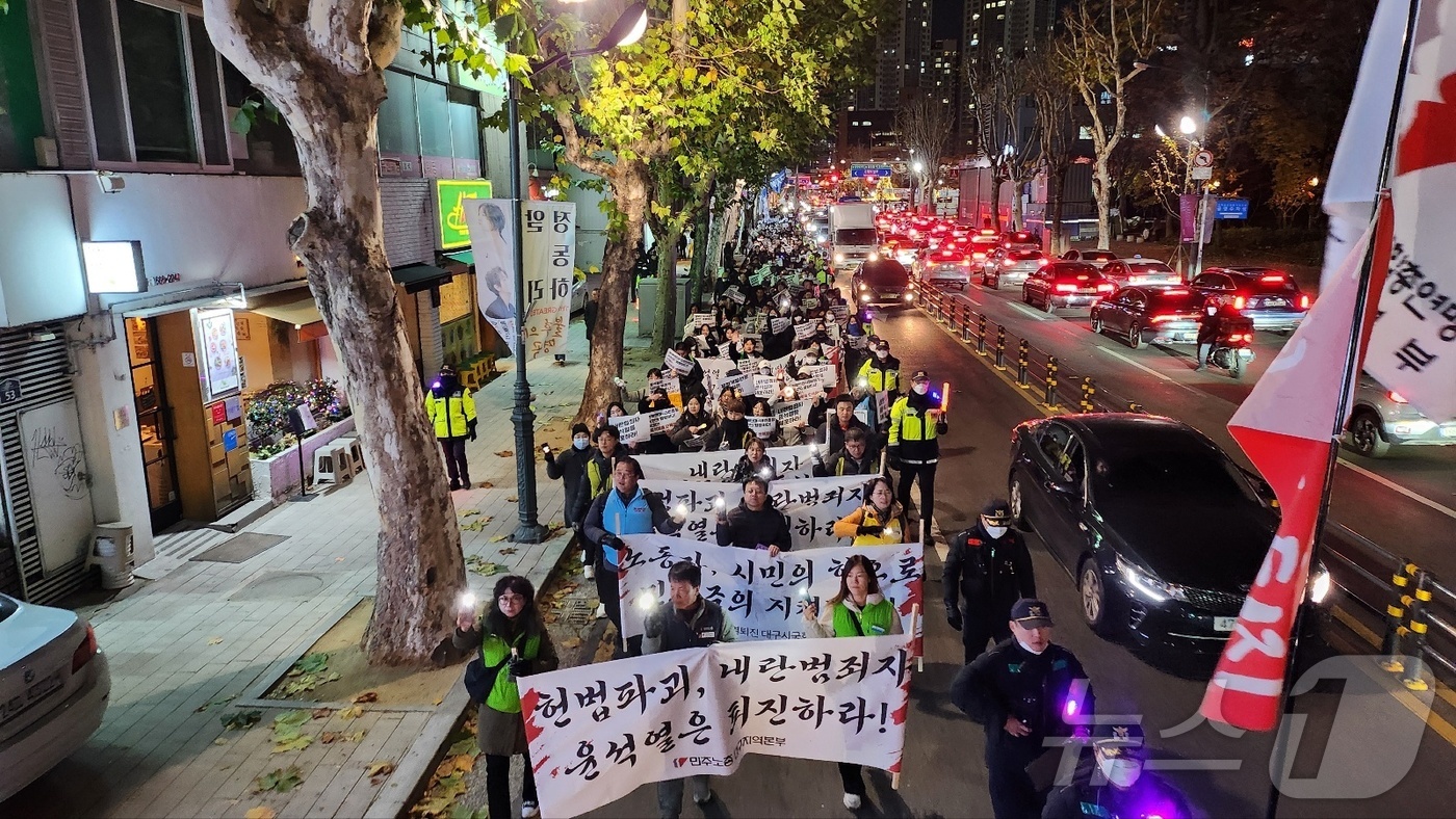 (대구=뉴스1) 이성덕 기자 = 6일 오후 대구 중구 동성로에서 대구시민시국대회에서 참석자들이 윤석열 대통령 퇴진을 촉구하고 있다. 2024.12.6/뉴스1