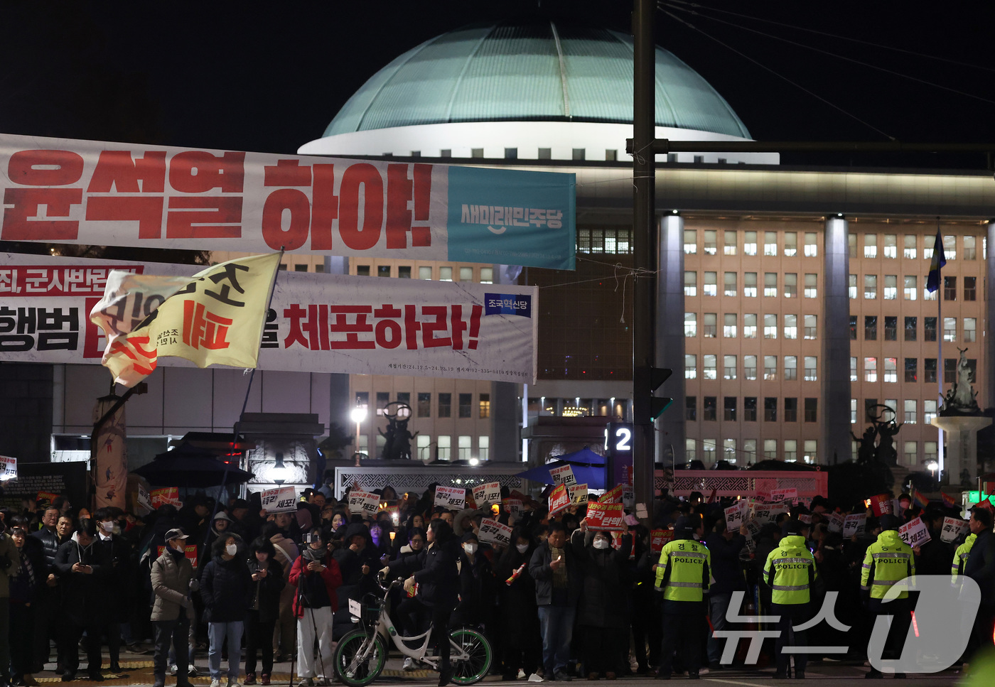 (서울=뉴스1) 이동해 기자 = 6일 오후 서울 여의도 국회의사당 앞에서 열린 윤석열 대통령의 퇴진 촉구 집회에서 시민들이 촛불을 들고 정권 퇴진을 촉구하고 있다. 2024.12. …