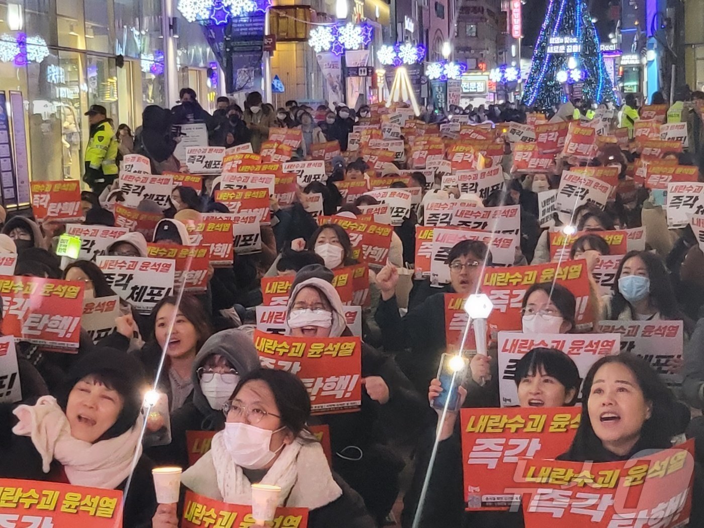 6일 오후 대구 중구 동성로에서 열린 대구촛불행동에서 참석자들이 현 정권 탄핵을 촉구하고 있다. 2024.12.6/뉴스1 ⓒ News1 이성덕 기자