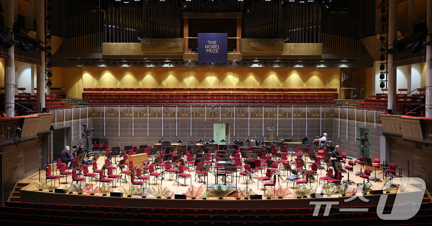 (스톡홀름(스웨덴)=뉴스1) 박지혜 기자 = 6일(현지시간) 스웨덴 스톡홀름 콘서트홀에서 관계자들이 오는 8일 열릴 노벨상 콘서트 준비를 하고 있다.오는 10일 이곳에서 노벨상 시 …