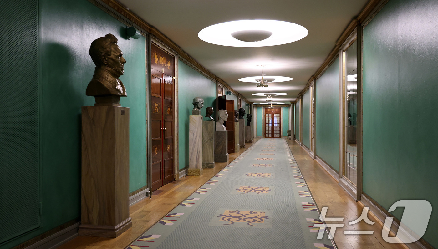 (스톡홀름(스웨덴)=뉴스1) 박지혜 기자 = 노벨상 시상식을 앞둔 6일(현지시간) 스웨덴 스톡홀름 콘서트홀 내부 복도 모습.오는 10일 이곳에서 노벨상 시상식이 열린다. 아시아 여 …