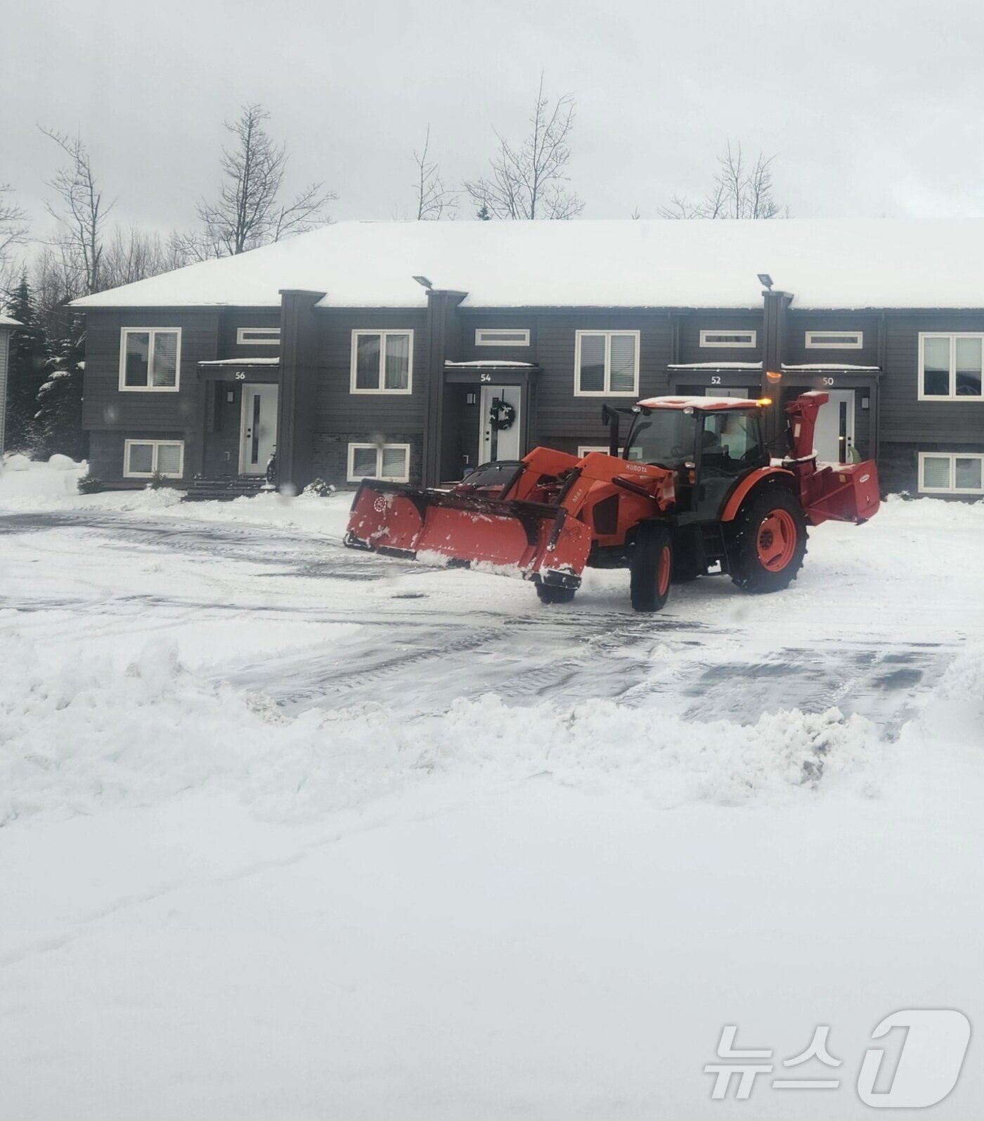 본문 이미지 - 눈이 많이 오는 날, 스노우 리무버 업체에 신청한 집에는 눈 치우는 차가 와서 마치 로봇처럼 눈을 깨끗이 치워주는 모습이다. 2024. 12. 05/ ⓒ 뉴스1 김남희 통신원