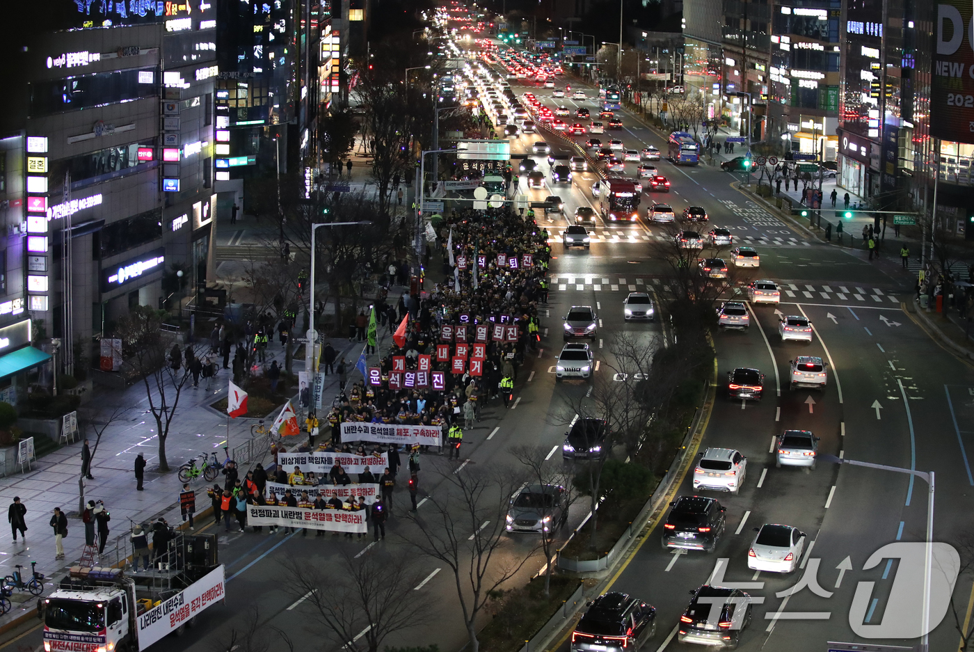 (대전=뉴스1) 김기태 기자 = 윤석열정권퇴진대전운동본부를 비롯해 시민사회단체 구성원들이 6일 저녁 윤석열 대통령의 퇴진을 촉구하며 행진을 하고 있다. 2024.12.6/뉴스1