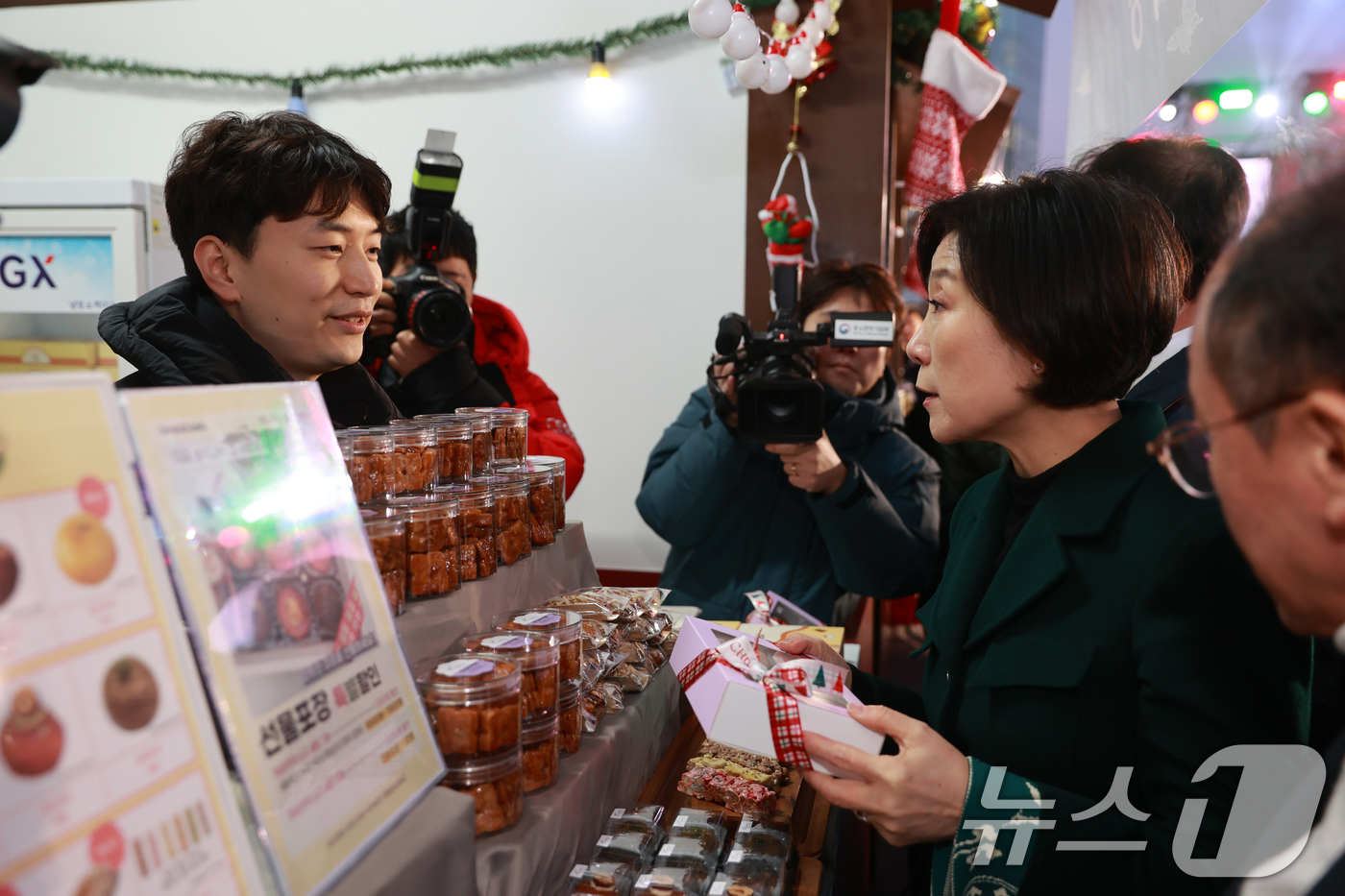 (서울=뉴스1) 김명섭 기자 = 오영주 중소벤처기업부 장관이 6일 서울 마포구 홍대 레드로드에서 열린 12월 동행축제 개막식에서 행사장을 둘러보며 참석 상인들과 대화를 하고 있다. …