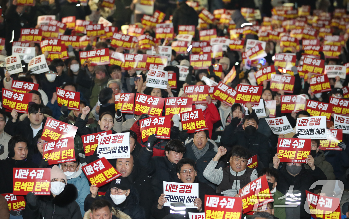 (대전=뉴스1) 김기태 기자 = 윤석열정권퇴진대전운동본부를 비롯해 시민사회단체 구성원들이 6일 저녁 대전 서구 은하수네거리 일대에서 윤석열 대통령의 퇴진을 촉구하고 있다. 2024 …