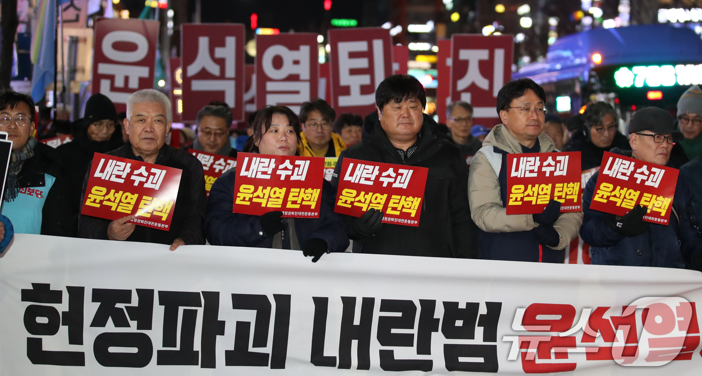 (대전=뉴스1) 김기태 기자 = 윤석열정권퇴진대전운동본부를 비롯해 시민사회단체 구성원들이 6일 저녁 대전 서구 은하수네거리 일대에서 윤석열 대통령의 퇴진을 촉구하고 있다. 2024 …