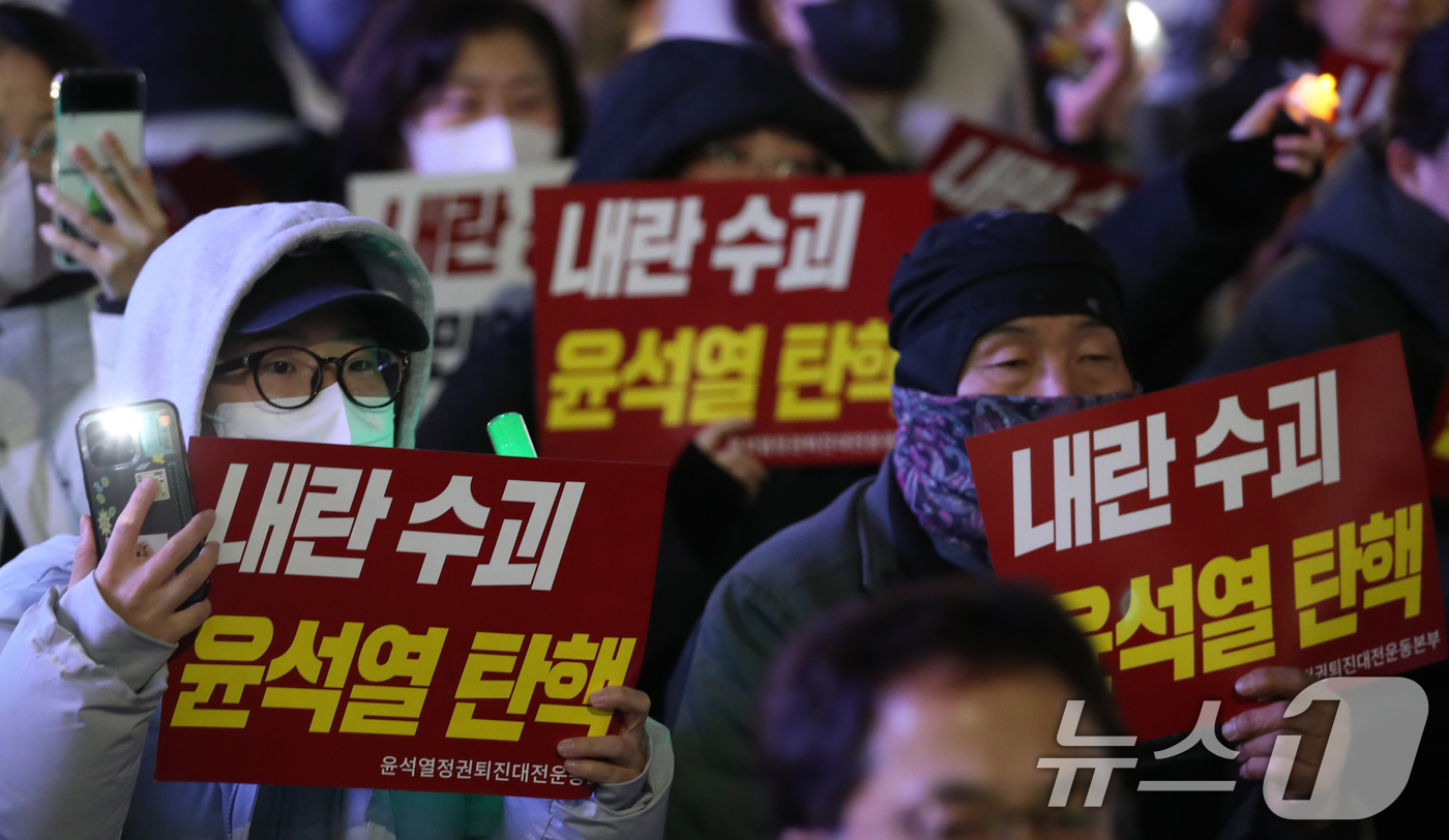 (대전=뉴스1) 김기태 기자 = 윤석열정권퇴진대전운동본부를 비롯해 시민사회단체 구성원들이 6일 저녁 대전 서구 은하수네거리 일대에서 윤석열 대통령의 퇴진을 촉구하고 있다. 2024 …