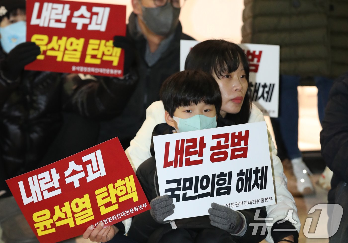 본문 이미지 - 윤석열정권퇴진대전운동본부를 비롯해 시민사회단체 구성원들이 6일 저녁 대전 서구 은하수네거리 일대에서 윤석열 대통령의 퇴진을 촉구하고 있다. 2024.12.6/뉴스1 ⓒ News1 김기태 기자