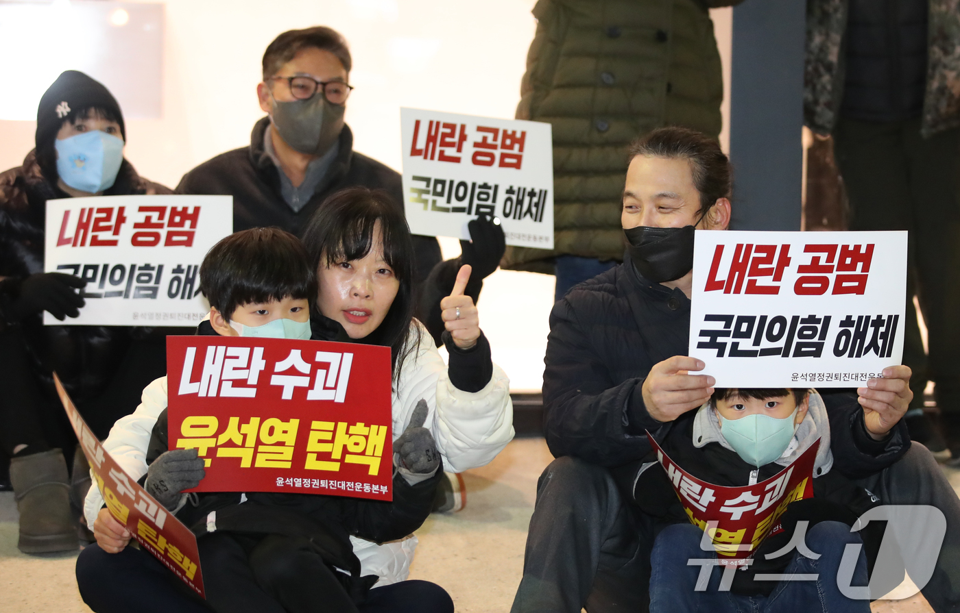 (대전=뉴스1) 김기태 기자 = 윤석열정권퇴진대전운동본부를 비롯해 시민사회단체 구성원들이 6일 저녁 대전 서구 은하수네거리 일대에서 윤석열 대통령의 퇴진을 촉구하고 있다. 2024 …