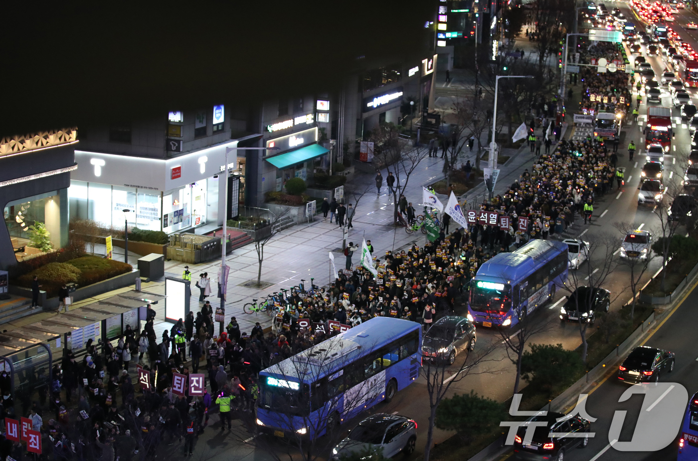 (대전=뉴스1) 김기태 기자 = 윤석열정권퇴진대전운동본부를 비롯해 시민사회단체 구성원들이 6일 저녁 대전 서구 은하수네거리 일대에서 윤석열 대통령의 퇴진을 촉구하며 행진을 하고 있 …