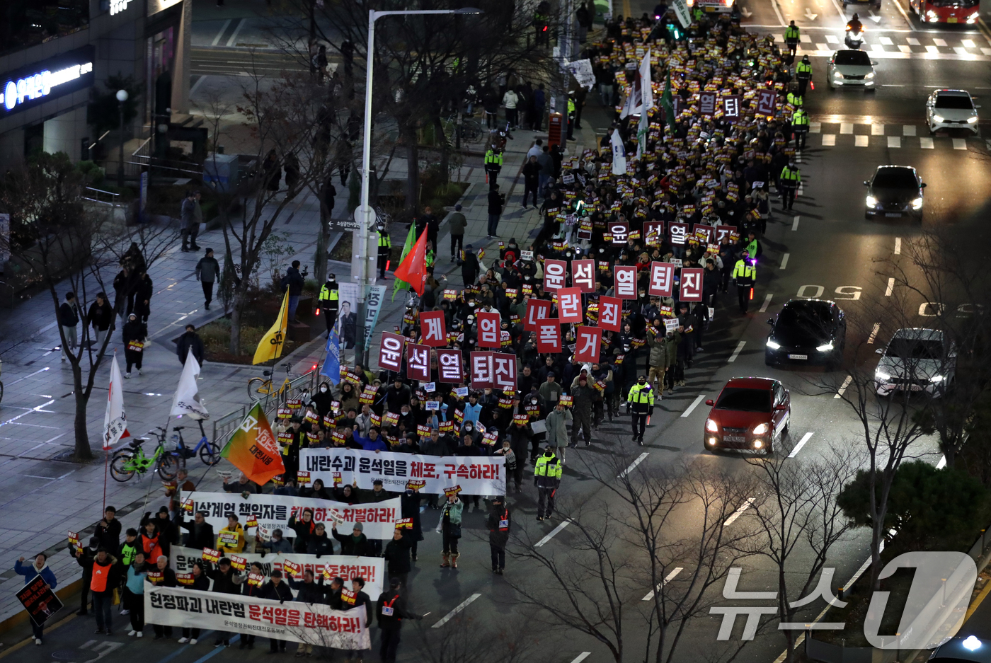 (대전=뉴스1) 김기태 기자 = 윤석열정권퇴진대전운동본부를 비롯해 시민사회단체 구성원들이 6일 저녁 대전 서구 은하수네거리 일대에서 윤석열 대통령의 퇴진을 촉구하며 행진을 하고 있 …