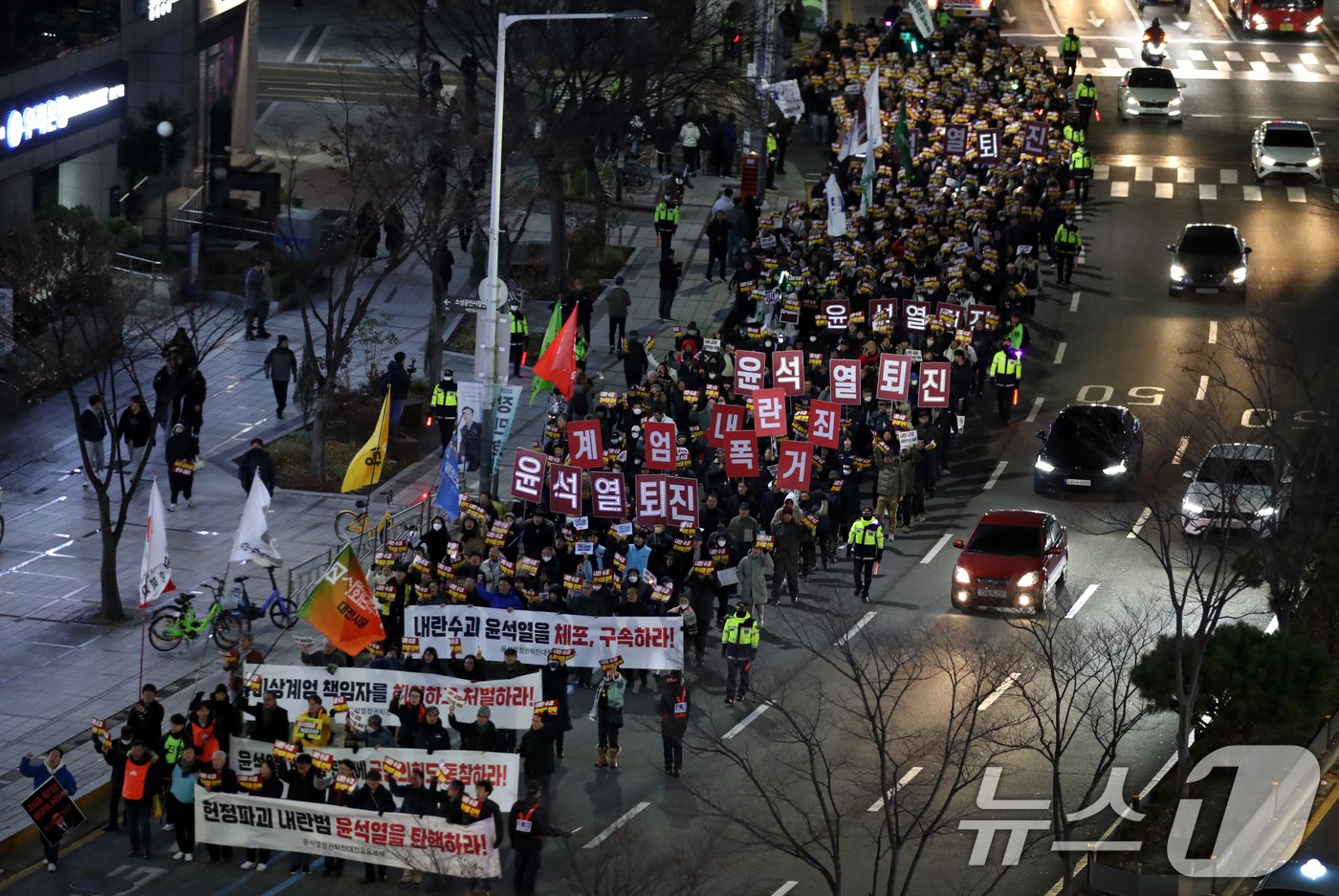 본문 이미지 - 윤석열정권퇴진대전운동본부를 비롯해 시민사회단체 구성원들이 6일 저녁 대전 서구 은하수네거리 일대에서 윤석열 대통령의 퇴진을 촉구하며 행진을 하고 있다. 2024.12.6/뉴스1 ⓒ News1 김기태 기자