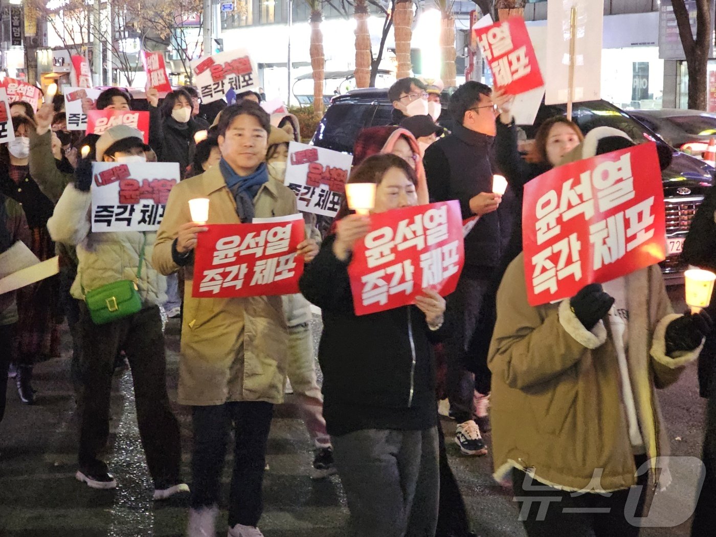 6일 김해 대통령 탄핵 촉구 집회에 모인 시민들이 행진하며 구호를 외치고 있다. 2024.12.6 ⓒ 뉴스1 박민석 기자