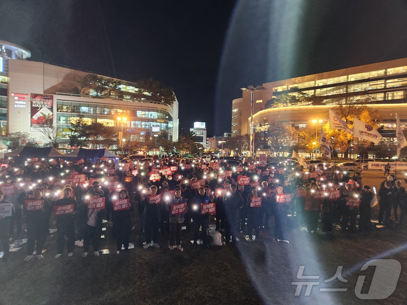 6일 오후 창원시 성산구 창원광장에서 대통령 탄핵 촉구 집회에 참여한 시민들이 구호를 외치고 있다.&#40;독자 제공&#41;