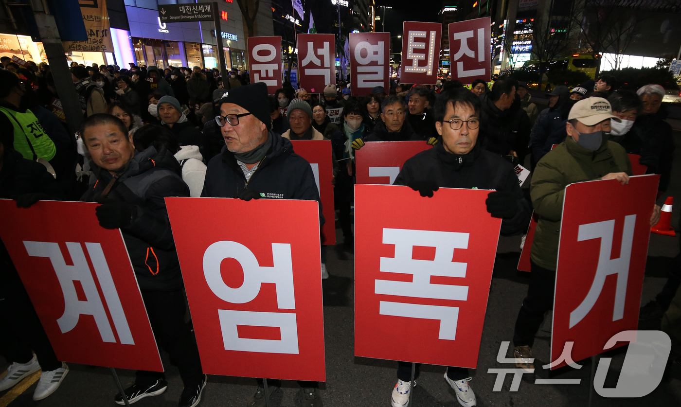 (대전=뉴스1) 김기태 기자 = 윤석열정권퇴진대전운동본부를 비롯해 시민사회단체 구성원들이 6일 저녁 대전 서구 은하수네거리 일대에서 윤석열 대통령의 퇴진을 촉구하며 행진을 하고 있 …