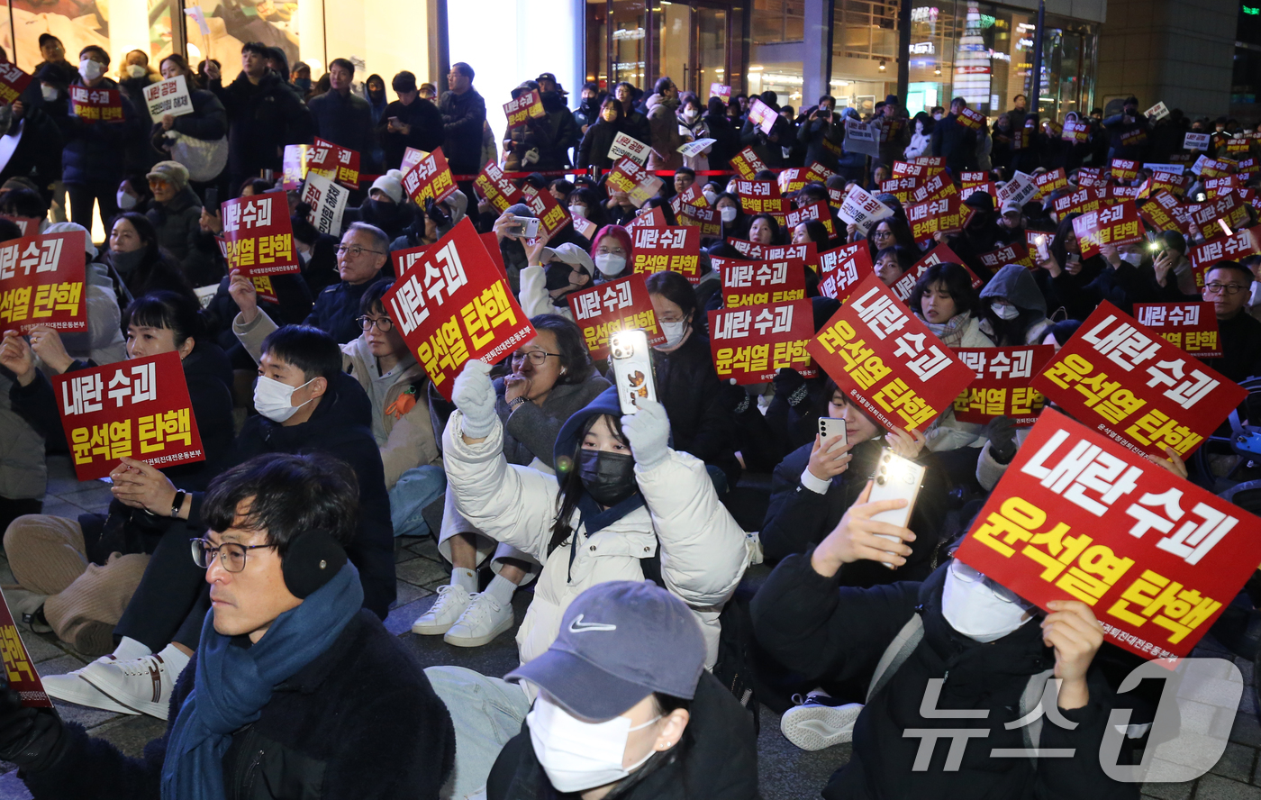 (대전=뉴스1) 김기태 기자 = 윤석열정권퇴진대전운동본부를 비롯해 시민사회단체 구성원들이 6일 저녁 대전 서구 은하수네거리 일대에서 윤석열 대통령의 퇴진을 촉구하고 있다. 2024 …