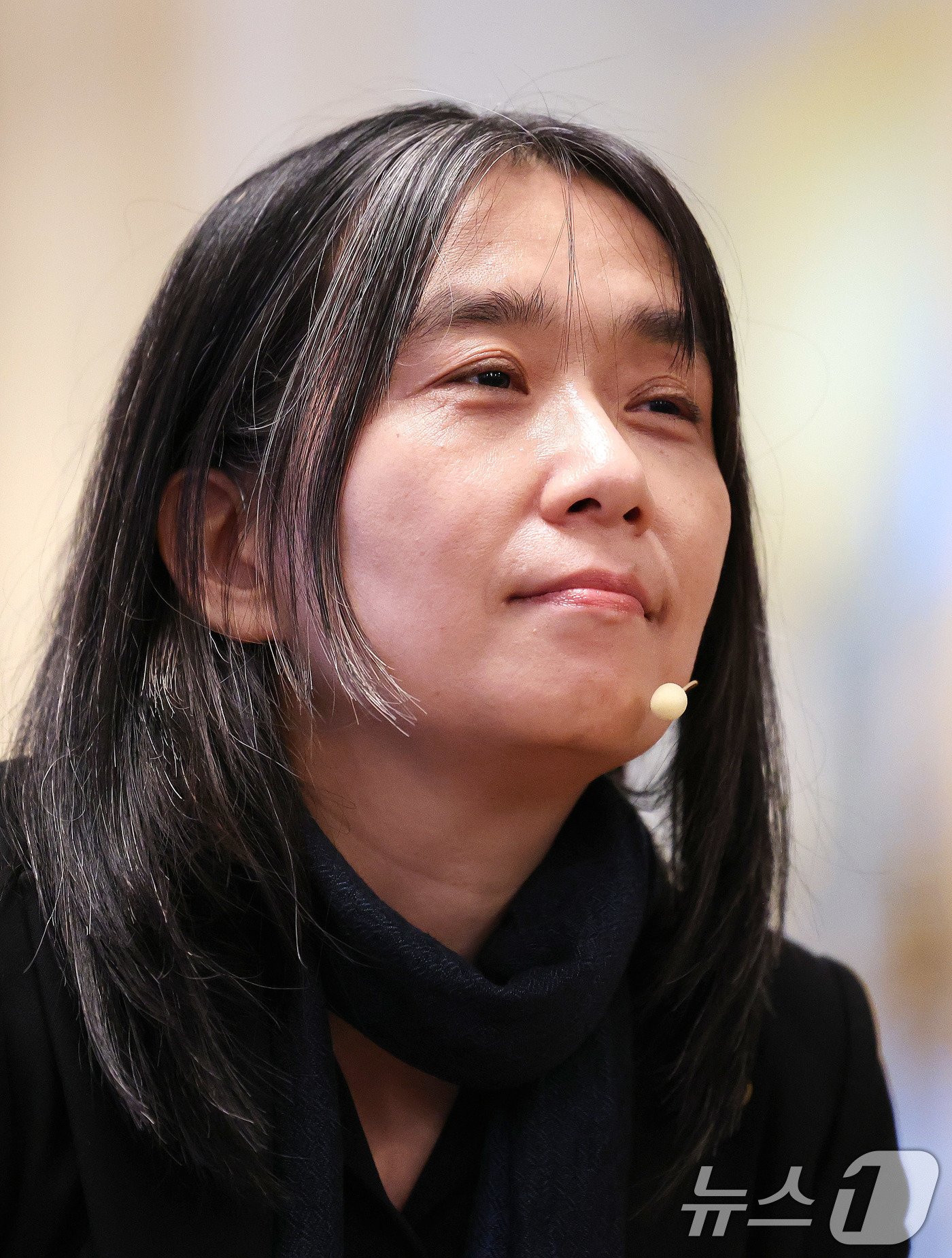 본문 이미지 - 우리나라 최초, 아시아 여성 작가 중 처음으로 노벨문학상을 수상한 한강 작가가 6일&#40;현지시간&#41; 스톡홀름 스웨덴 아카데미&#40;스웨덴 한림원&#41;에서 기자회견을 하고 있다. 2024.12.6/뉴스1 ⓒ News1 박지혜 기자