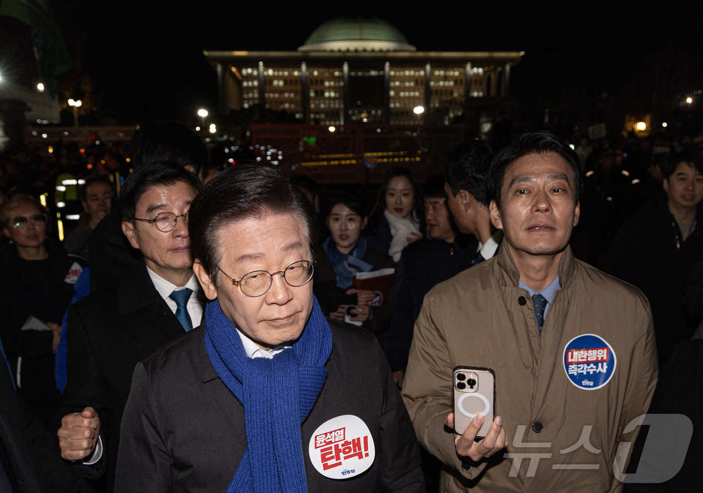 (서울=뉴스1) 이재명 기자 = 이재명 더불어민주당 대표가 6일 저녁 서울 여의도 국회에서 유튜브 라이브를 하고 있다. 2024.12.6/뉴스1