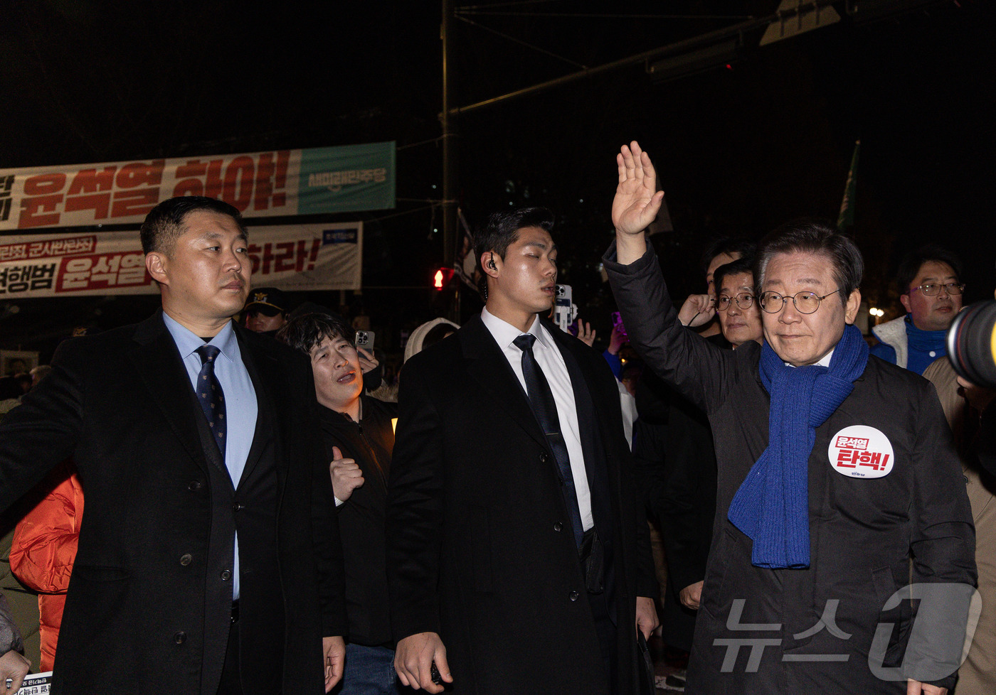 (서울=뉴스1) 이재명 기자 = 이재명 더불어민주당 대표가 6일 저녁 서울 여의도 국회에서 유튜브 라이브를 하던 중 지지자들을 향해 인사하고 있다. 2024.12.6/뉴스1