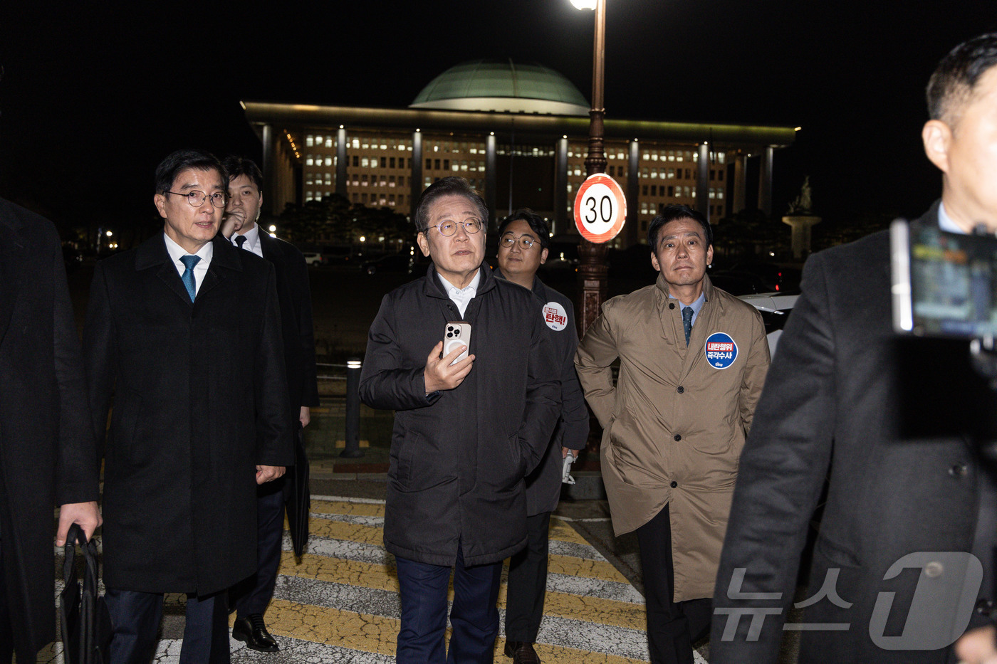 (서울=뉴스1) 이재명 기자 = 이재명 더불어민주당 대표가 6일 저녁 서울 여의도 국회에서 유튜브 라이브를 하고 있다. 2024.12.6/뉴스1